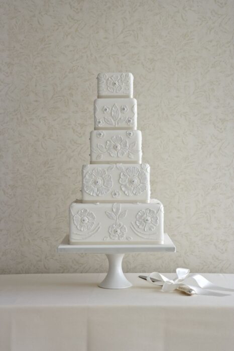 fünfstöckige Hochzeitstorte in Weiß