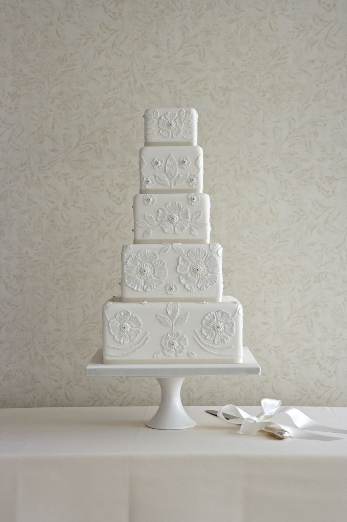 fünfstöckige Hochzeitstorte in Weiß