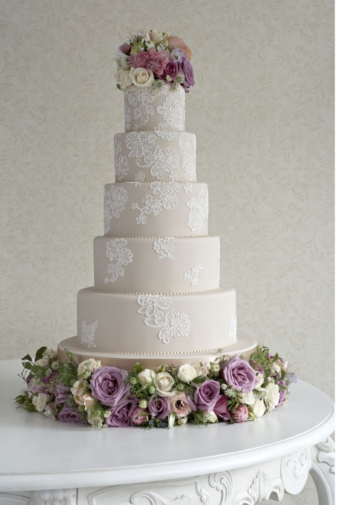 fünfstöckige Hochzeitstorte in Weiß