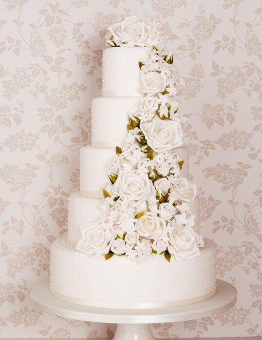 weiße Hochzeitstorte mit Blumen