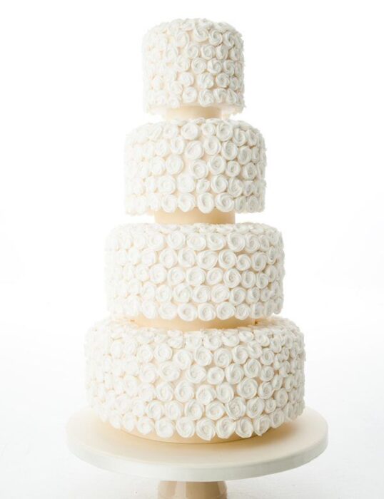vierstöckige Hochzeitstorte in Weiß