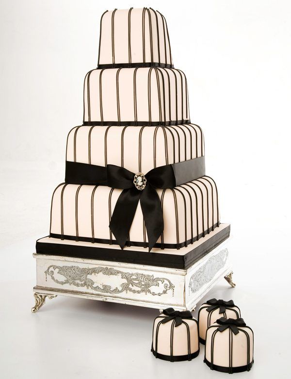 vierstöckige Hochzeitstorte in schwarz und weiß