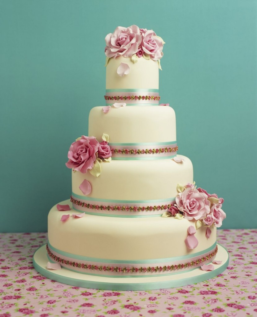 Hochzeitstorte in Weiß