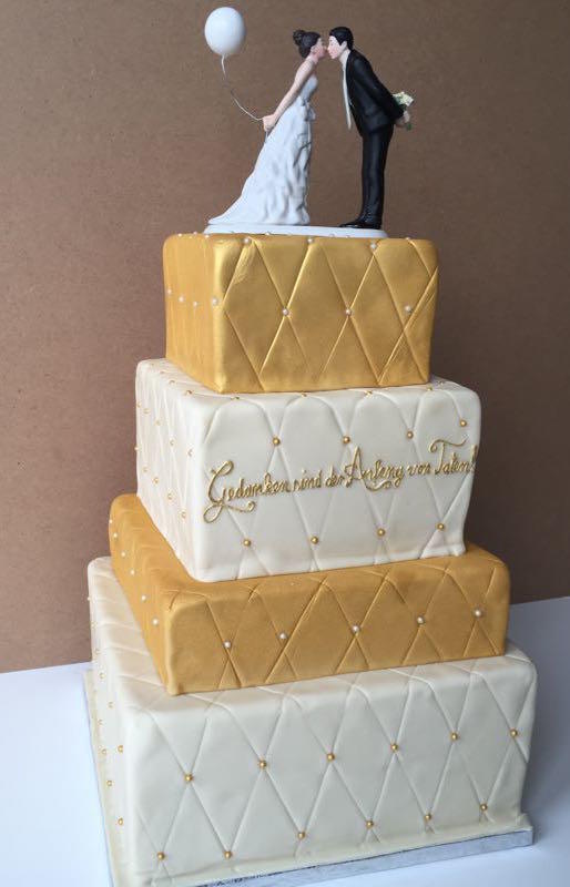 Hochzeitstorte in Gold und Weiß