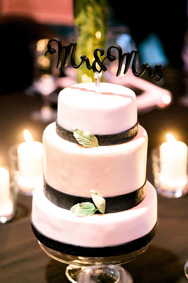 Hochzeitstorte in Schwarz und Weiß
