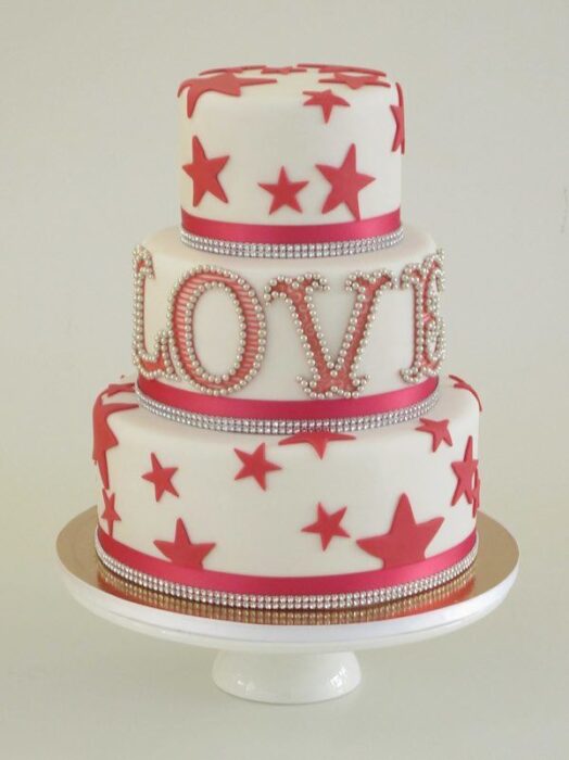 Hochzeitstorte in Pink und Weiß