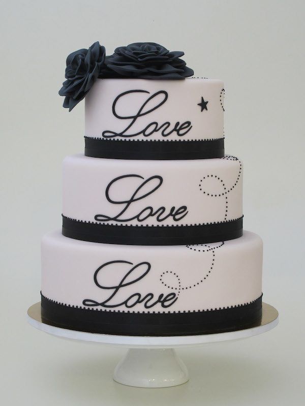 Hochzeitstorte in Weiß mit Beschriftung