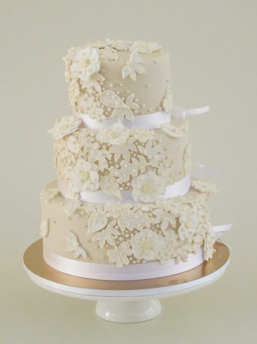Hochzeitstorte in Weiß