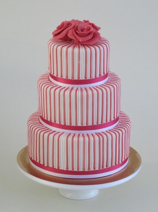 Hochzeitstorte in Pink und Weiß