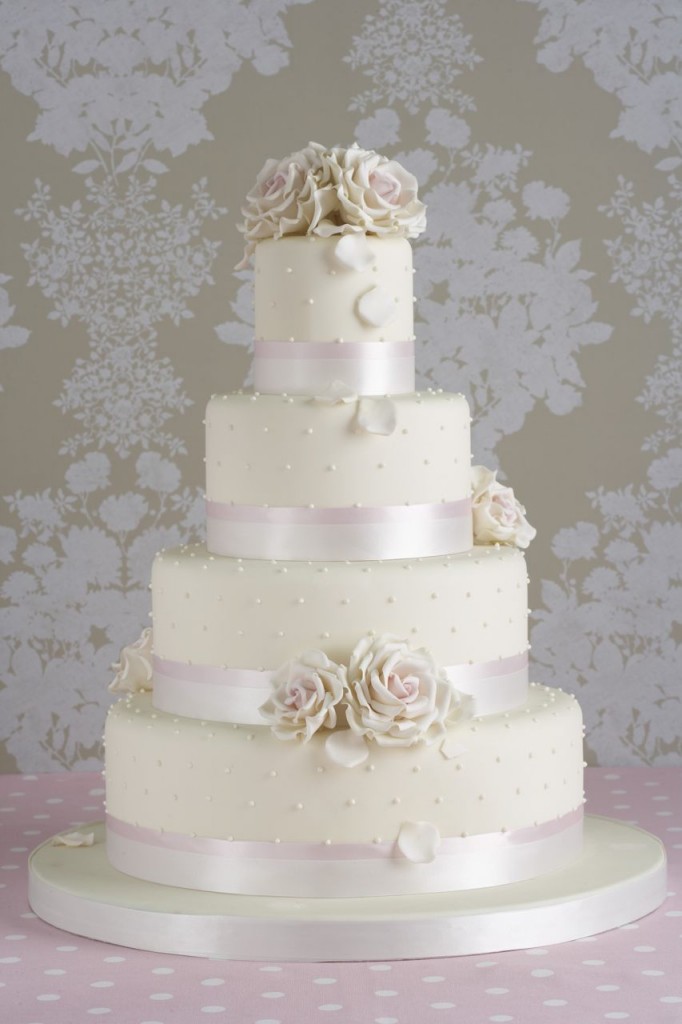 Hochzeitstorte in Weiß