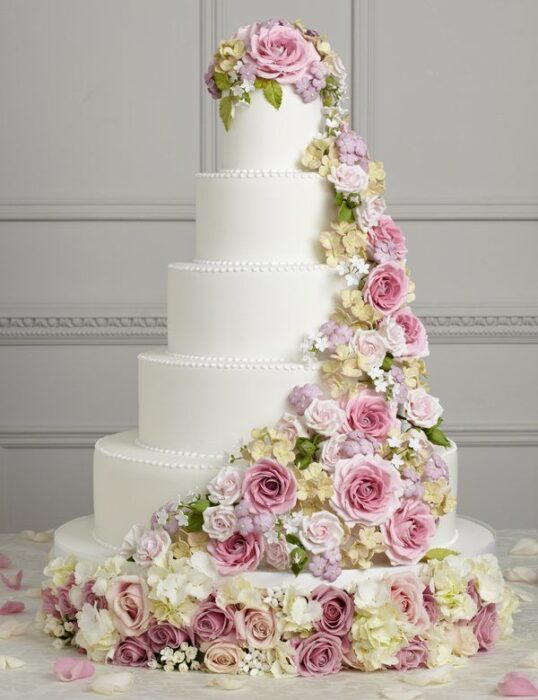 edle Hochzeitstorte mit Blumen