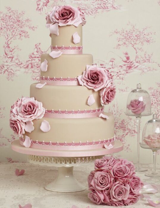 edle Hochzeitstorte mit Blumen