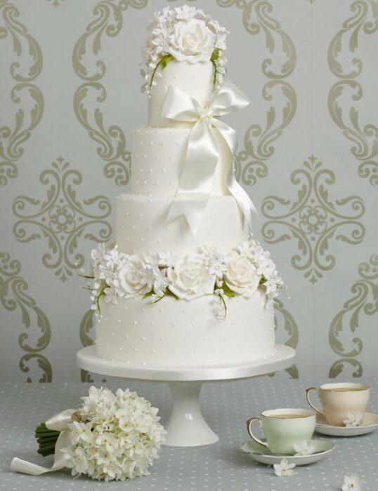 edle Hochzeitstorte mit Blumen