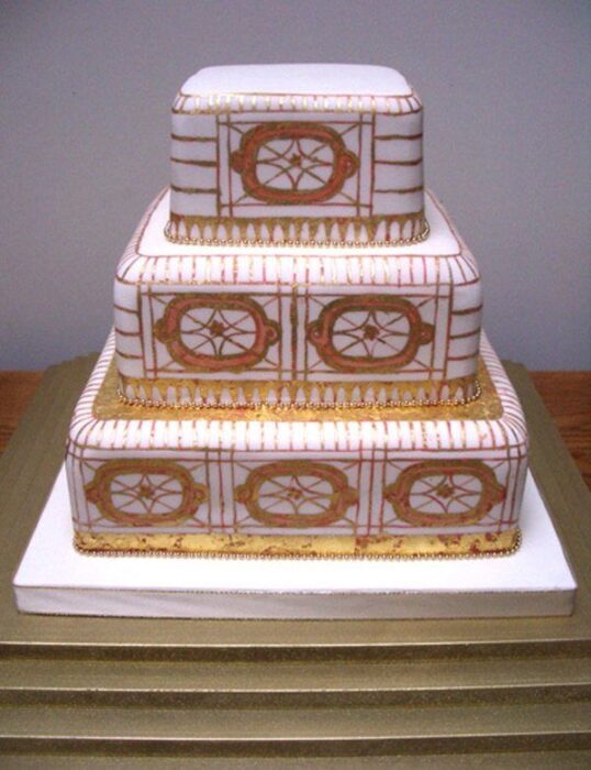 edle Hochzeitstorte in Gold