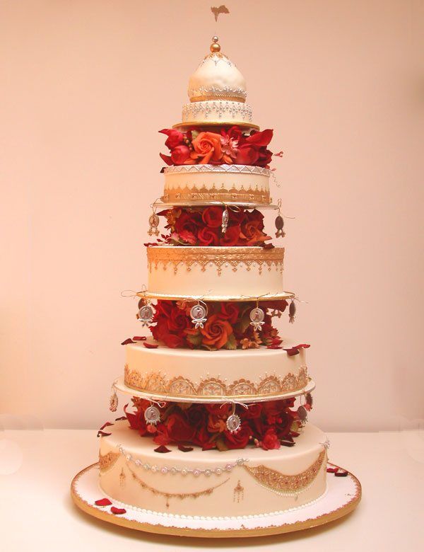 Hochzeitstorte mit roten Blumen
