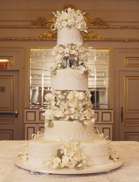 Hochzeitstorte mit Blumen