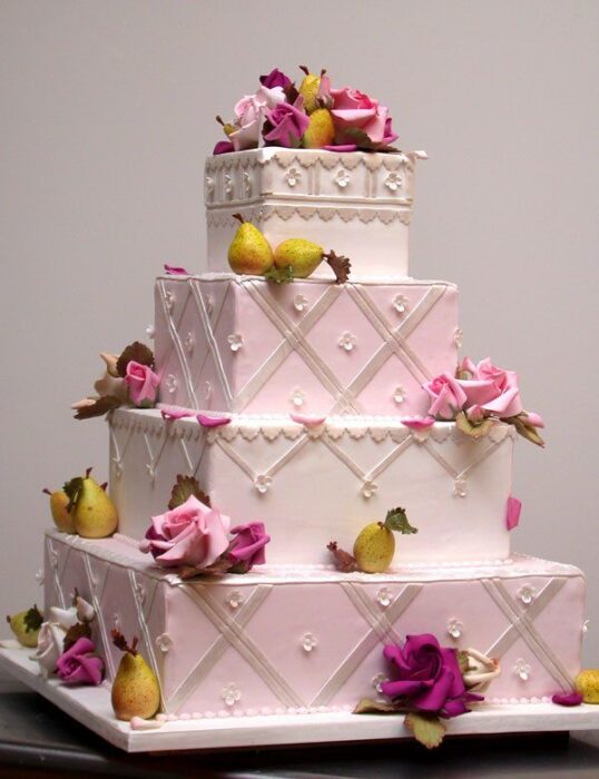 vierstöckige Hochzeitstorte