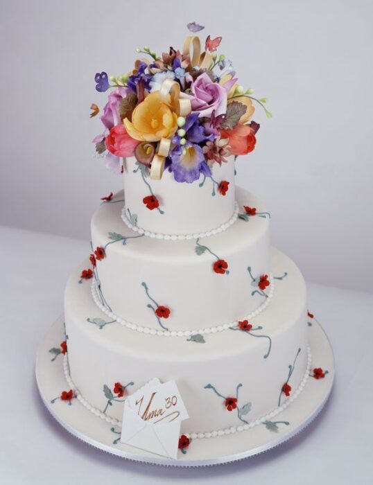dreistöckige Hochzeitstorte