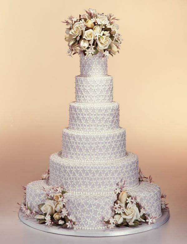 Hochzeitstorte mit Blumen in Weiß