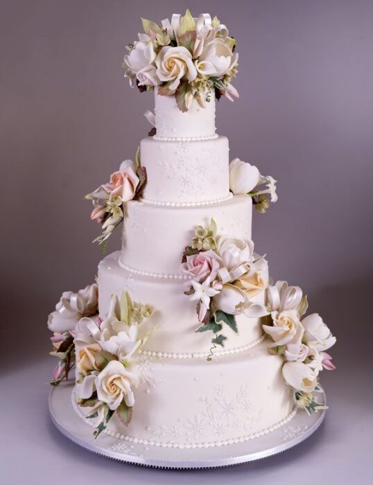 fünfstöckige Hochzeitstorte mit Blumen