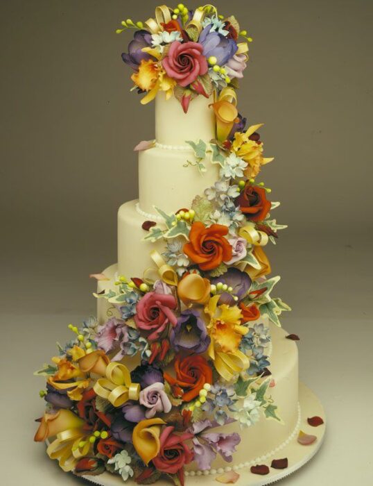 Hochzeitstorte mit bunten Blumen