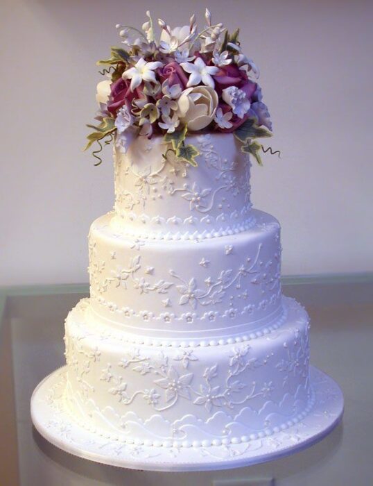 dreistöckige Hochzeitstorte mit Blumen