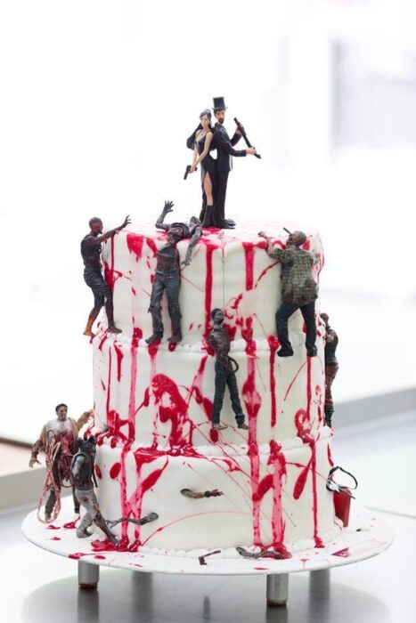 Hochzeitstorte mit Figuren