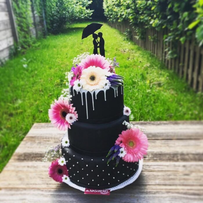 schwarze Hochzeitstorte