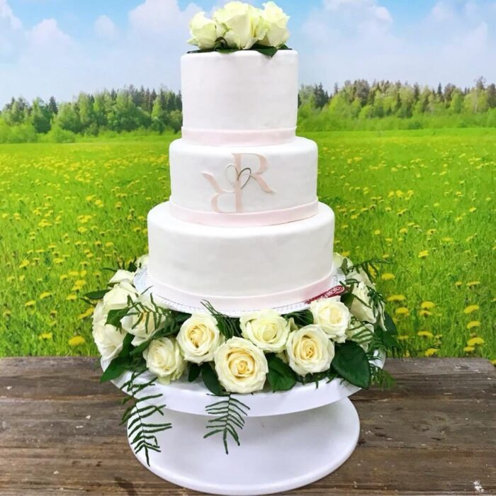 moderne Hochzeitstorte mit Blumen