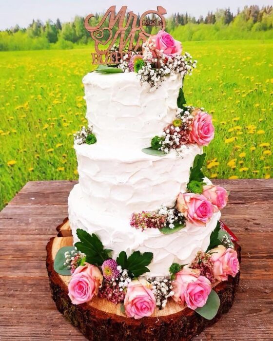 moderne Hochzeitstorte mit Blumen