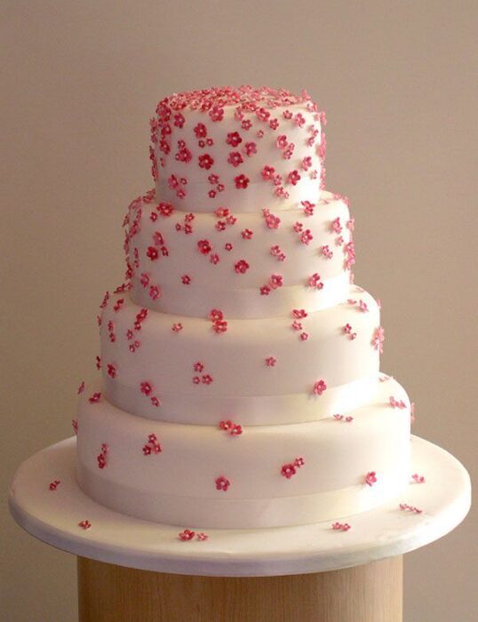Hochzeitstorte mit Blüten