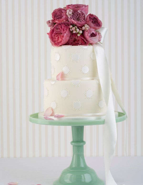 edle Hochzeitstorte mit Blumen