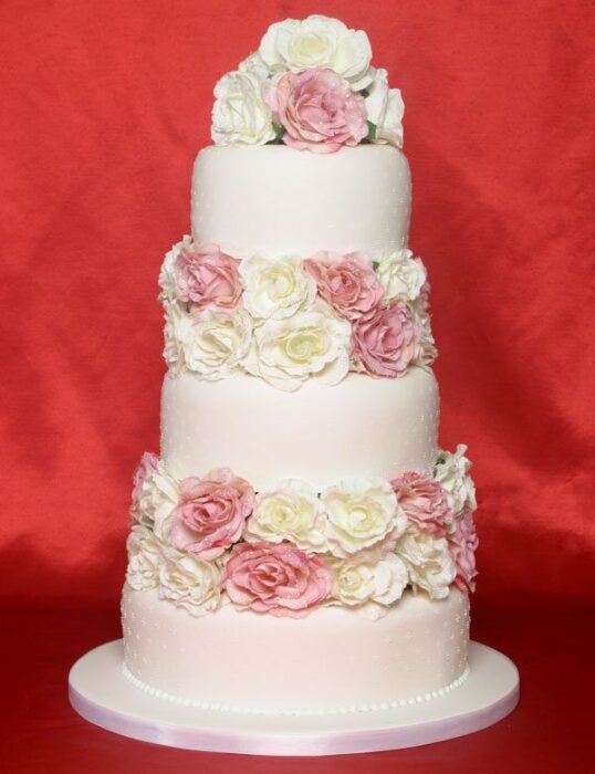 Hochzeitstorte in Rosa und Weiß