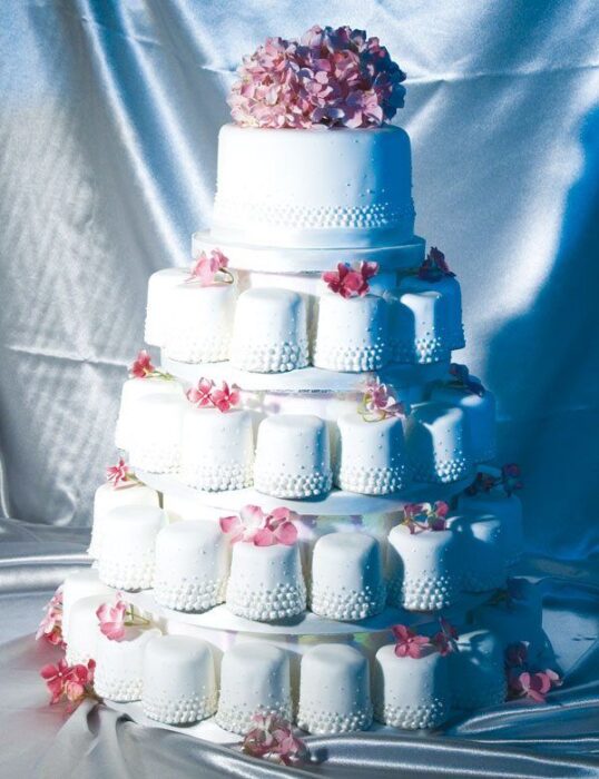 Hochzeitstorte in Weiß