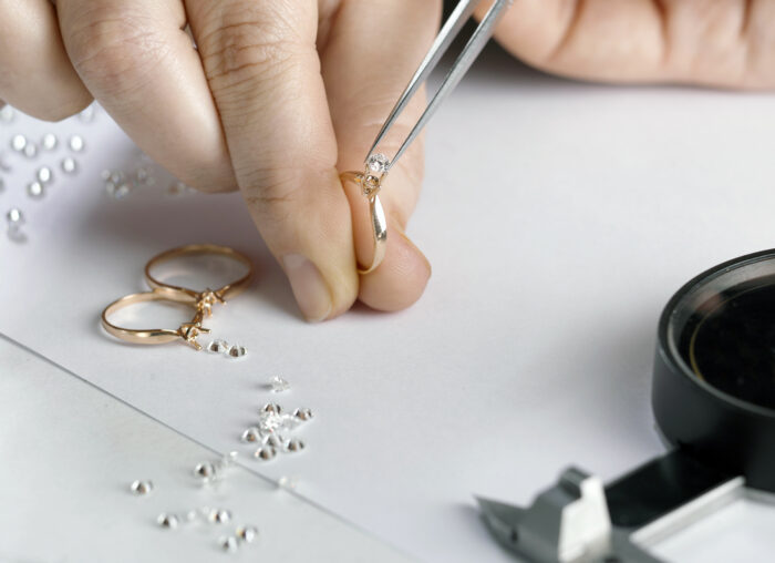 Edelmetalle als Hochzeitsgeschenk: Symbolik und Wert von Schmuckstücken