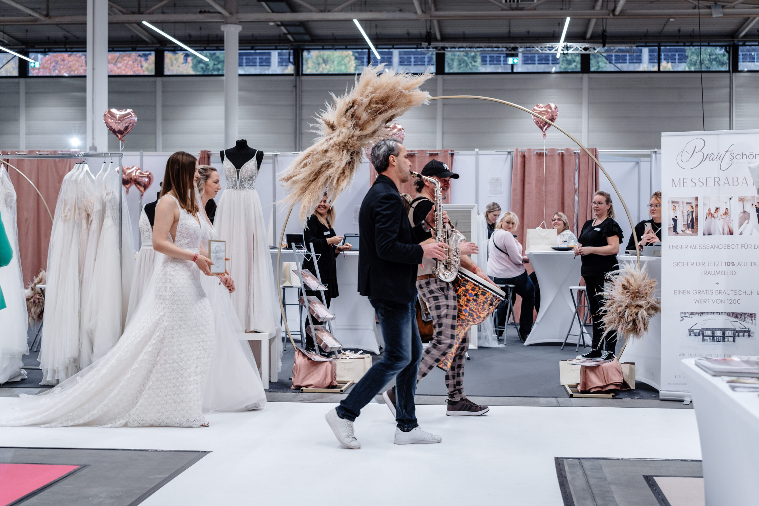 Brautmodenstand und Musiker auf der Hochzeitsmesse HOCHZEITSTAGE