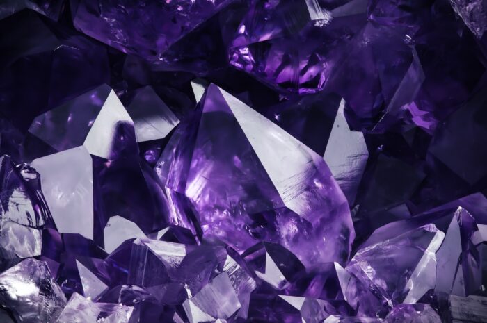 Violette Kristalle eines ungeschliffenen Amethysts