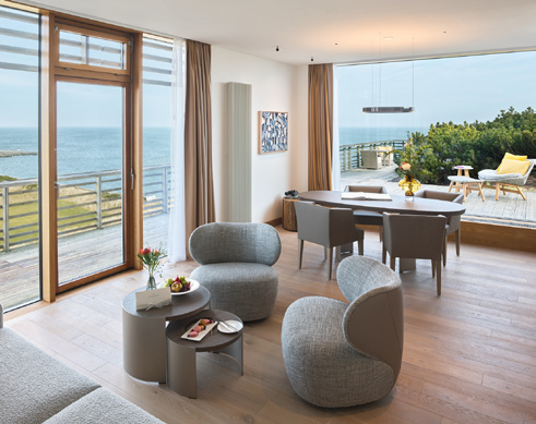Helle Suite im Hotel BUDERSAND mit Terrasse und Meerblick