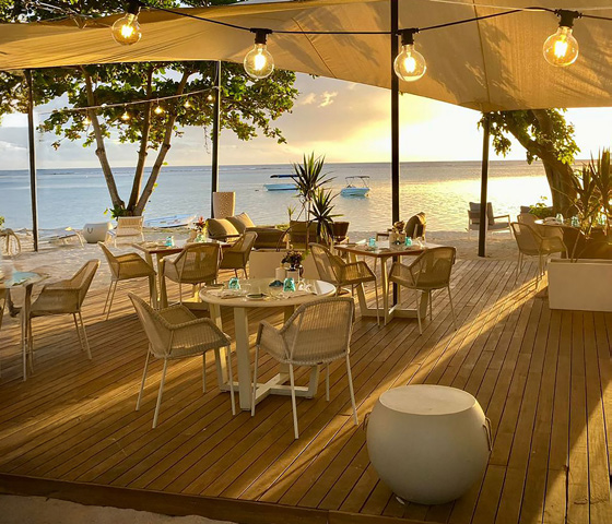 Beach House Grill des Maradiva Villas Resort & Spa bei Sonnenuntergang