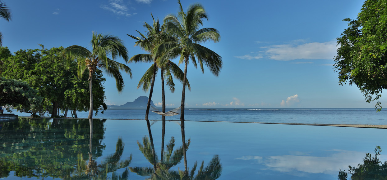 Infinity-Pool des Maradiva Villas Resort & Spa mit Blick auf Le Morne