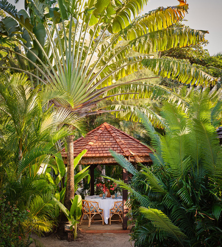 Romantischer Pavillon in einem üppigen tropischen Garten auf Saint Lucia