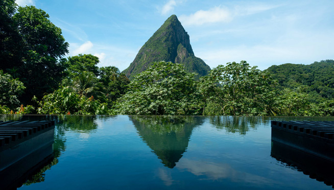 Pool mit Blick auf einen Piton und tropischen Regenwald auf Saint Lucia