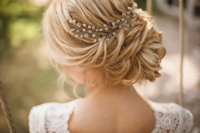 Hochgesteckte Brautfrisur mit Perlenschmuck