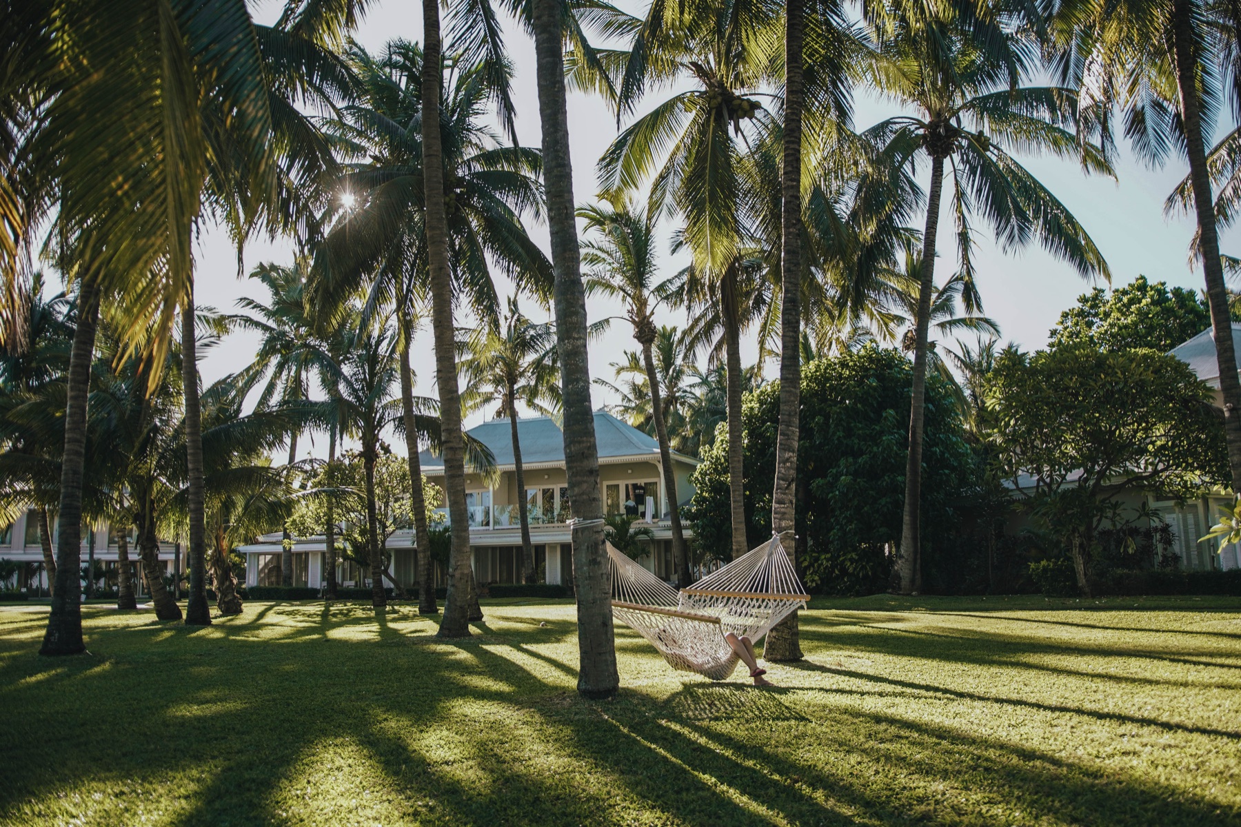 Weiße Villengebäude und Palmen im Sugar Beach Mauritius