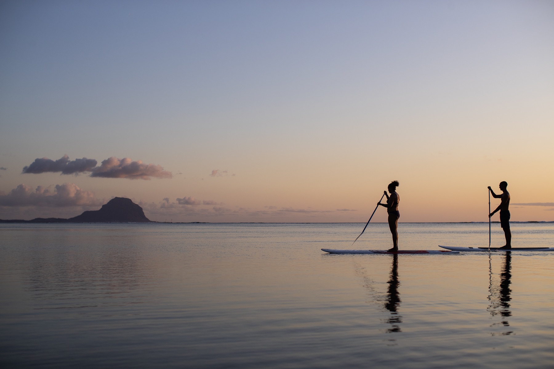 Stand-up-Paddling bei Sonnenuntergang vor Mauritius